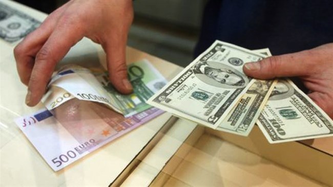 مدیرکل سیاست‌ها و مقررات ارزی بانک مرکزی از فروش ارز خدماتی با سازوکار جدید در 11 بانک عامل خبر داد.