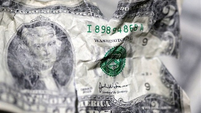 هفته نامه اکونومیست در شماره این هفته خود یکی از مهم‌ترین گزارش‌هایش را به دلار اختصاص داده و در تیتر آن آورده است: «دلار چطور سقوط می‌کند؟»