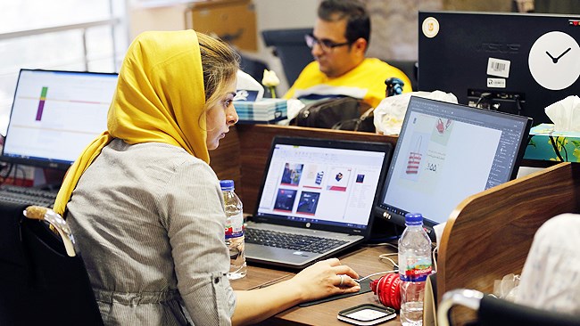 کتایون سپهری، مشاور حوزه کارآفرینی نوپا معتقد است: مدتی است که زمینه‌های کارآفرینی تغییر کرده است؛ زنان در حوزه کارآفرینی نوین و استارآپ‌ها حضور جدی دارند، اگرچه هنوز موانع حضور وجود دارد. زنان، تنها ۱۰ درصد از کارآفرینان حوزه تکنولوژی در جهان را تشکیل می‌دهند ولی این آمار در برخی کشورهای خاورمیانه مانند عمان به 35 درصد می‌رسد.