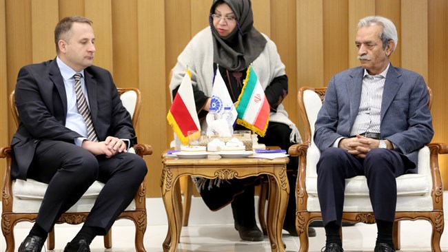 در نشست رئیس اتاق ایران و سفیر لهستان در تهران، سرمایه‌گذاری مشترک در هر دو کشور به عنوان مبنای توسعه مناسبات اقتصادی مطرح شد. از طرفی تهیه نقشه راه دقیق و کارآمد در کنار افزایش سطح اطلاعات دو کشور از یکدیگر توسط دو طرف مورد تأکید قرار گرفت.