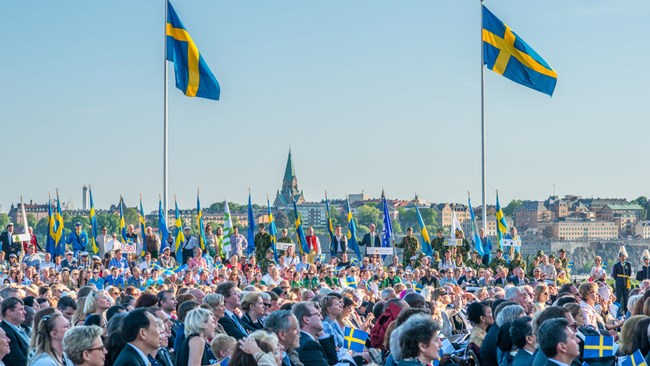 بسیاری از شهروندان سوئدی حتی کودکان این کشور هرگز با خود پول نقد حمل نمی‌کنند. گردشگران خارجی نیز در این کشور نیازی به استفاده از پول نقد ندارند. انتظار می‌رود در ماه مارس سال 2023، سوئد به اولین جامعه بدون پول نقد  (Cashless Society) جهان تبدیل شود.
