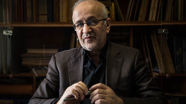 سبحانی، اقتصاددان معتقد است سیاست‌های نئولیبرال اقتصادی در ایران کارساز نیست و بهتر است به دیدگاه‌های منبعث از قانون اساسی بازگشت صورت گیرد. او معتقد است نظام سیاسی باید در راستای جلوگیری از «تخریب» زیرساخت‌های اقتصادی دست به کار شود.