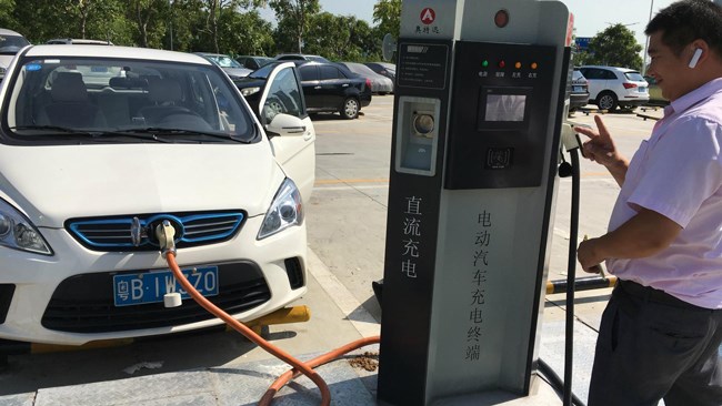 فروش خودروهای برقی در چین از سال 2015 تاکنون همواره بالاتر از میزان آن در آمریکا بوده است و در سال 2018 چینی‌ها بیش از 3 برابر آمریکایی‌ها خودروی برقی خریده‌اند.