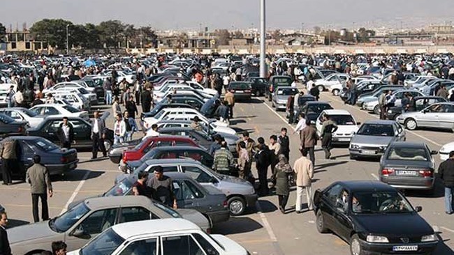 رئیس اتحادیه نمایشگاه‌داران خودرو تاکید کرد که به رغم روند کاهش قیمت خودرو اما خریداری در بازار وجود ندارد.