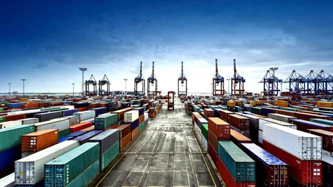 طبق اطلاعات گمرک ایران، وزن صادرات غیرنفتی کشور در 11 ماهه امسال 6.36 درصد نسبت به مدت مشابه سال قبل افت کرده اما به واسطه افت 21.47 درصدی وزن واردات، تراز تجاری این دوره مثبت بوده است.