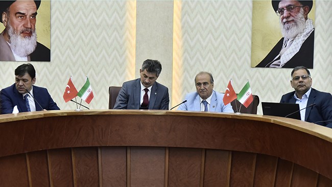 نشست بررسی مسائل تجاری ایران و ترکیه با حضور سفیر ترکیه در اتاق ارومیه برگزار شد.