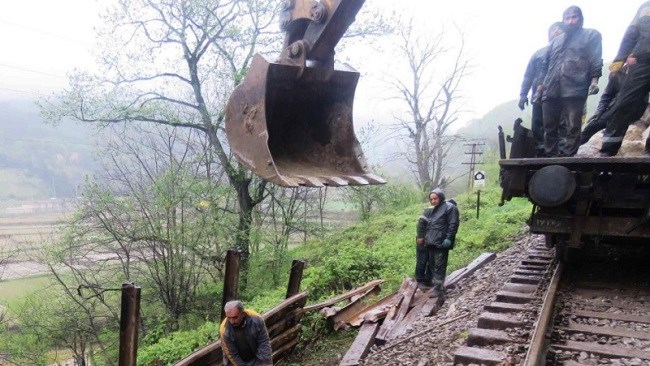 در جریان بارندگی‌های اخیر در محدوده استان لرستان، مسیر راه‌آهن شمال جنوب نیز در اثر رانش زمین مسدود شده بود که حالا بازگشایی شده است.