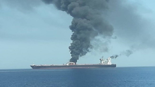 صبح امروز، اخباری از انفجار ۲ نفت‌کش در دریای عمان در سر خط خبرگزاری‌ها قرار گرفت و بازار جهانی نفت نیز بلافاصله به آن واکنش نشان داد و قیمت هر بشکه نفت برنت، حدود 4.5 درصد افزایش یافت. البته بازار در ادامه حدود 50 درصد از این افزایش قیمت را اصلاح کرد و قیمت هر بشکه نفت برنت به 61.40دلار رسید.