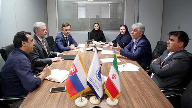 سفیر اسلواکی در تهران در دیدار با معاون بین‌الملل اتاق ایران از سفر یک هیات تجاری شامل 30 شرکت اسلواک به ایران از دوم تا پنجم تیرماه 1398 خبر داد.