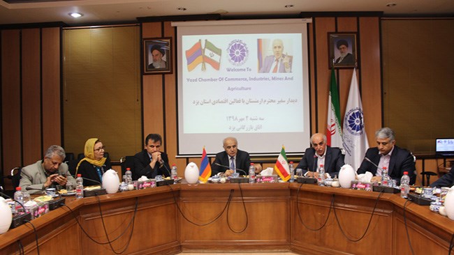محمدرضا قمی، رئیس اتاق یزد با آرتاشس تومانیان، سفیر ارمنستان در تهران دیدار و گفت‌وگو کرد. در این دیدار با اشاره به فرصت‌های سرمایه‌گذاری طرفین، بر افزایش همکاری‌ها تأکید شد.