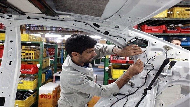 آمارهای وزارت صنعت از وضعیت تولیدات صنعتی در 6 ماهه 1399 نشان می‌دهد در این دوره زمانی تولید انواع خودروهای سواری در ایران 19 درصد رشد کرده است.
