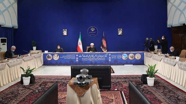 حسن روحانی، در جلسه امروز هیات دولت گفت:مبنای برنامه‌های ما تولید، افزایش صادرات، بازگشت ارز صادراتی به داخل کشور و وفور کالا در داخل است که تداوم می‌یابد.