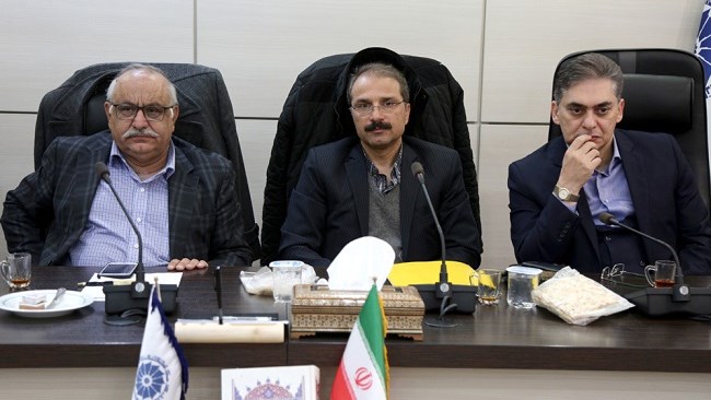 محمد لاهوتی، رئیس کنفدراسیون صادرات ایران تاکید می‌کند در شرایط فعلی آنچه می‌تواند برای صادرکنندگان مؤثر باشد، تسهیل‌گری در این حوزه است نه تدوین بسته‌های حمایتی که ضمانت اجرایی ندارند.