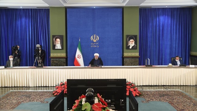 روحانی، رئیس‌جمهوری در جلسه هیات دولت گفت: تامین ارز مورد نیاز کشور بر دوش صادرات غیرنفتی، بخش کشاورزی، خدمات و صادرات برق است؛ البته بار اصلی این موضوع بر دوش بخش صنعت گذاشته شده، برای همین صادرات کالاهای تولیدی کشور اهمیت ویژه‌ای دارد.