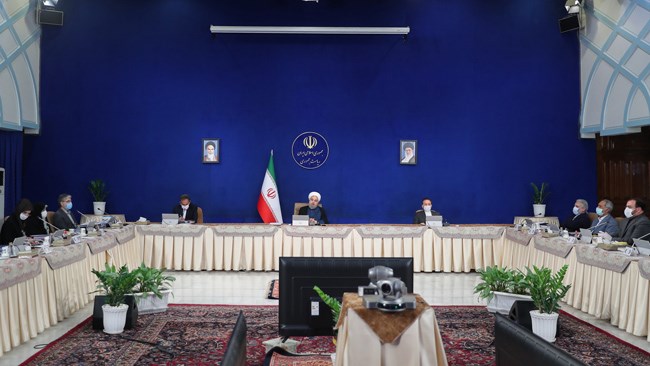روحانی گفت: دولت برای کاهش قیمت دلار تلاش می‌کند. قیمت امروز دلار واقعی نیست و اگر منابع ارزی ما در خارج از کشور آزاد شود، قیمت دلار به 15 تا 16 هزار تومان کاهش خواهد یافت.