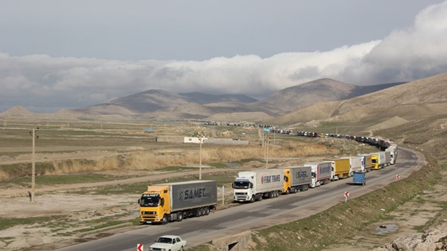 مدیرکل ترانزیت و حمل‌ونقل بین‌المللی سازمان راهداری و حمل‌ونقل جاده‌ای از کاهش کامیون‌های منتظر در پایانه‌های مرزی از ۶۳۰۰ دستگاه تا حدود ۱۷۰۰ دستگاه در روز خبر داد.