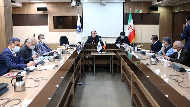 موضوع نشست کمیسیون انرژی اتاق ایران  استفاده از ظرفیت ماده 12 قانون رفع موانع تولید رقابت‌پذیر بود؛ بخش خصوصی باید بتواند با طرح‌های اقتصادی در حوزه‌ صنعت انرژی سرمایه‌گذاری کند.