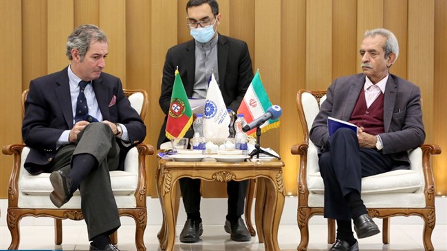 سفیر پرتغال در تهران، در دیدار با رئیس اتاق ایران اعلام کرد: شرکت‌های پرتغالی مترصد رفع تحریم‌ها علیه ایران هستند تا همکاری‌های اقتصادی خود با ایران را آغاز کنند.