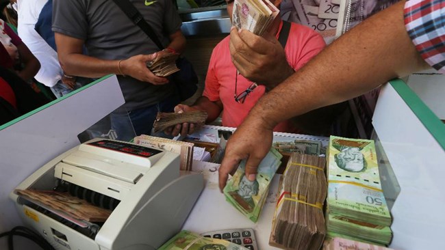 آمارهای بانک مرکزی ونزوئلا نشان می‌دهد نرخ تورم این کشور در ۱۲ ماه منتهی به مارس 2021 معادل ۳۰۱۲ درصد بوده که ۷۵ درصد از تورم ثبت شده در ماه قبل بیشتر است.