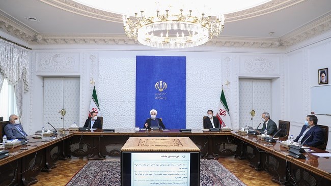حسن روحانی، رئیس جمهور می‌گوید: برای تحقق شعار سال باید سخن فعالان اقتصادی بخش خصوصی را شنید و موانع سیاسی و حقوقی را از سر راه برداشت و از سرمایه‌گذاری بخش خصوصی حمایت قانونی کرد.
