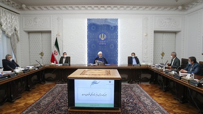 روحانی گفت: دولت تا آخرین روز فعالیت خود تمام توان و امکاناتش را به حمایت از تولید، تولیدکننده و کارآفرینان کشور معطوف کرده و در جهت رفع موانع تولید تلاش می‌کند.