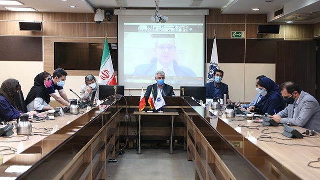 معاون امور بین‌الملل اتاق ایران در نشست تخصصی اتاق‌های ایران و لهستان، این کشور را پلی برای انتقال فناوری‌های سبز به ایران دانست و 6 پیشنهاد برای توسعه همکاری‌ها ارائه کرد.