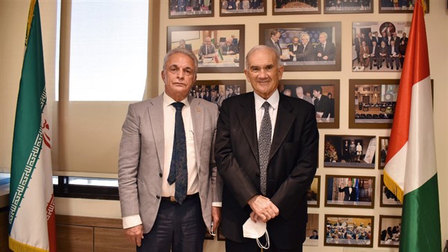 در دیدار روسای اتاق‌های مشترک ایران و ایتالیا راهکارهای نزدیکی بیشتر روابط و توسعه همکاری‌های دو جانبه بررسی شد.