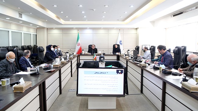 در نشست کمیته نفت کمیسیون انرژی اتاق ایران قانون حداکثر استفاده از توان تولیدی و خدماتی کشور و حمایت از کالای ایرانی مورد بررسی قرار گرفت برای رفع نواقص آن پیشنهادهایی ارائه شد.