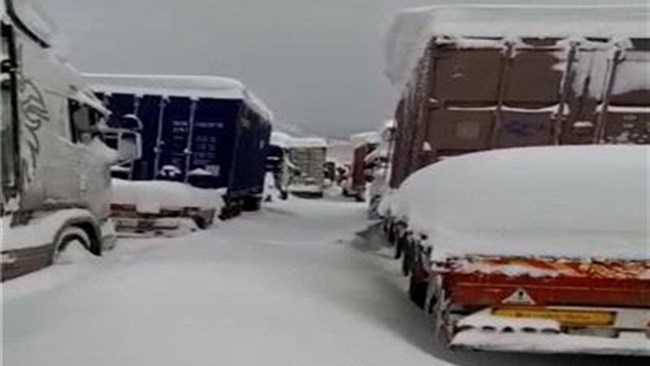 طبق گفته‌های سخنگوی گمرک همچنان به دلیل حجم سنگین برف و سرمای شدید ۷۵۰ کامیون در مسیرهای قبل از مرز باشماق منتظر تخلیه بار و یا عبور از مرز هستند.