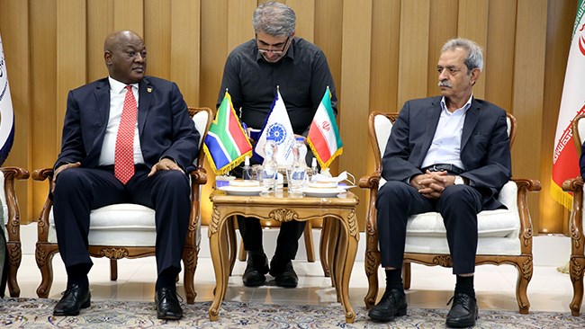 رئیس اتاق ایران در نشست با سفیر آفریقای جنوبی در تهران اجرایی شدن تفاهم‌‎های گذشته بین دو کشور که همچنان روی زمینه مانده‌اند را بسیار مهم دانست.