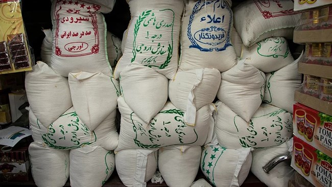 جزئیات تازه‌ترین گزارش مرکز آمار ایران از متوسط قیمت اقلام خوراکی در مهرماه نشان می‌دهد قیمت برنج ایرانی درجه یک و ماکارونی 138 درصد و قیمت شیر و پنیر نزدیک به 90 درصد نسبت به مهر سال گذشته گران‌تر شده است.