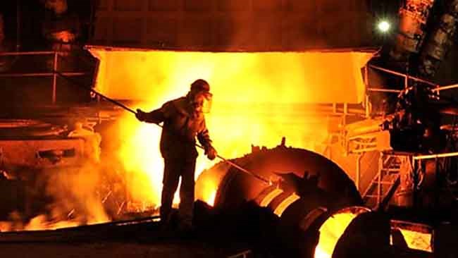 عضو هیئت مدیره انجمن تولیدکنندگان فولاد گفت: به دلیل سیاست‌های اشتباه وزیر صنعت و کاهش دستوری قیمت محصولات فولادی در یک ماه اخیر ۱۱۰ کارخانه فولادی تولید خود را به تعویق انداختند.
