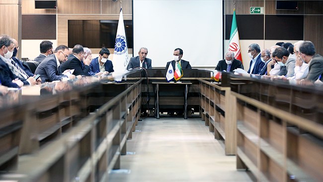رئیس اتاق ایران در نشست فعالان بخش خصوصی با وزیر اقتصاد تأکید کرد جریانی قصد دارد بخش خصوصی را در مقابل جریان‌های دیگر قرار دهد در حالی که این به نفع اقتصاد نیست.