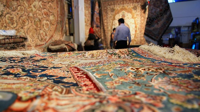 عضو هیات مدیره اتحادیه تولیدکنندگان و صادرکنندگان فرش دستباف گفت: چون از ظرفیت‌های فرش دستباف ایران به خوبی استفاده نشده است، دیگران از آن استفاده می‌کنند.