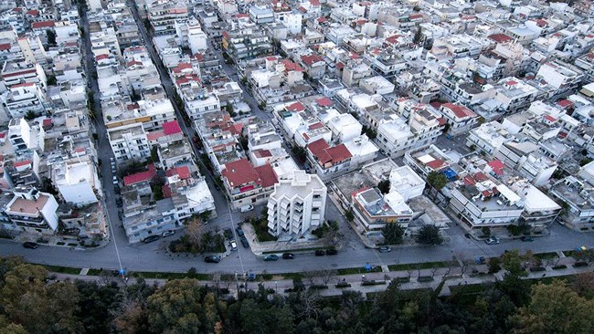 یونان ازنظر نسبت درآمد به هزینه‌های مسکن در اروپا دارای برتری منفی است، به‌طوری‌که ۲۷ درصد از جمعیت یونان بیش از ۴۰ درصد از درآمد قابل‌تصرف خود را برای پوشش هزینه‌های مسکن هزینه می‌کنند.