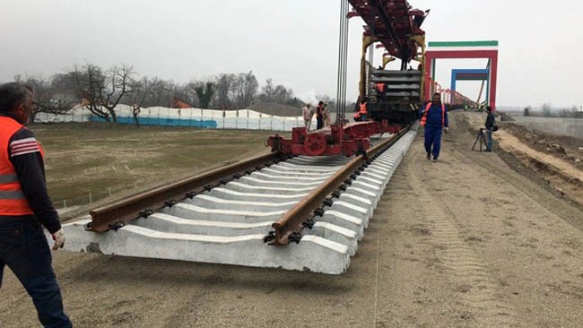 معاون ساخت و توسعه راه‌آهن شرکت ساخت با اشاره به پیش‌بینی ۱۵ میلیون تن بار از طریق خط ریلی رشت - آستارا گفت: برای تامین مال این پروژه در حال مذاکره با روسیه هستیم.