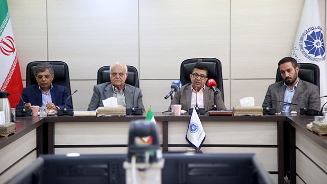 رئیس کمیسیون صنایع اتاق ایران معتقد است: التهابات ارزی و قیمت‌گذاری دستوری به صادرات شفاف ضربه می‌زند و سبب کاهش تولید و افزایش تورم می‌شود.