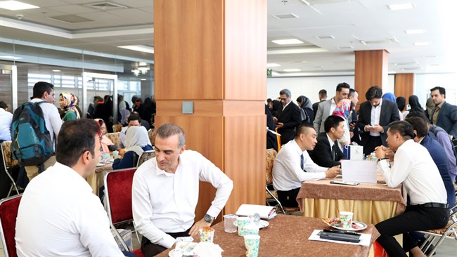 در حاشیه همایش توسعه همکاری‌های اقتصادی ایران و ویتنام، نشست رو در روی نمایندگان 22 شرکت ویتنامی با فعالان اقتصادی ایرانی برگزار شد.