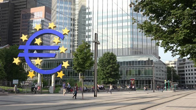 بانک مرکزی اروپا روز پنجشنبه برای دهمین بار متوالی نرخ بهره خود را به‌منظور مقابله با تورم بالا در شرایطی افزایش داد که نگرانی‌های زیادی مبنی بر رکود اقتصادی در صورت بالاتر رفتن هزینه‌های استقراض در این منطقه وجود دارد.