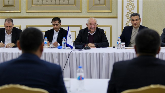 محمدرضا توکلی زاده، رئیس اتاق مشهد در نشست مشترک فعالان اقتصادی ایران و ترکمنستان در استان مای این کشور، با تأکید بر فرصت‌های همکاری فراوان دو کشور، فعال‌سازی ظرفیت‌ها با مشارکت دو طرف را خواستار شد.