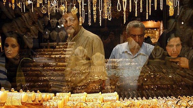 وزیر اقتصاد به ماجرای مسدودسازی حساب ۴۰۰ فروشنده صنف طلا و جواهر ورود کرد.