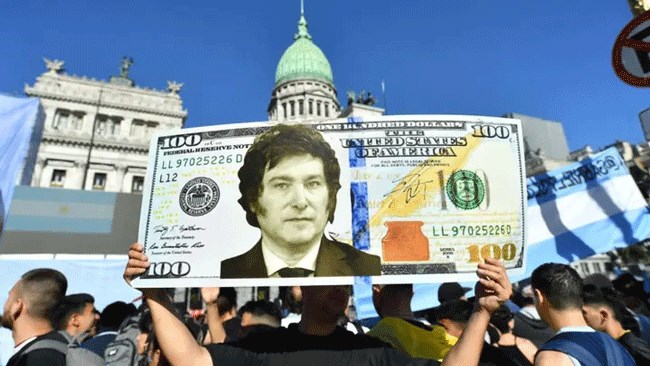 نرخ تورم ماهانه آرژانتین با کاهش بیش‌ازحد انتظار در ماه فوریه به ۱۳٫۲ درصد رسید، رویدادی که می‌تواند ناشی از تلاش‌های  رئیس‌جمهور خاویر مایلی باشد که در تلاش است با اعمال سیاست‌های ریاضتی روند رشد قیمت‌ها را مهار کند.