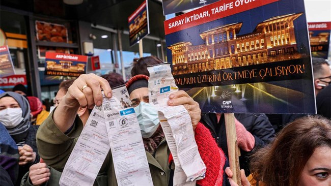 مرکز آمار ترکیه روز دوشنبه اعلام کرد که تورم سالانه قیمت مصرف‌کننده ترکیه در ماه فوریه به ۶۷٫۰۷ درصد افزایش یافت که بالاتر از حد انتظارات بود.