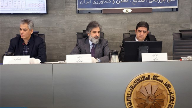 اعضای کمیسیون سرمایه‌گذاری و تأمین مالی اتاق ایران با انتقاد از سیاست‌های انقباضی بانک مرکزی، خواستار اتخاذ تدابیری شدند که بدون ایجاد نقدینگی جدید در سطح جامعه، تسهیلات لازم را در اختیار تولید قرار دهد.