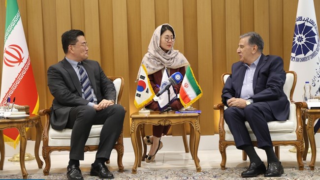 رئیس اتاق ایران در نشست با سفیر جمهوری کره در تهران گفت: بخش‌های خصوصی دو کشور می‌توانند روابط تجاری دو کشور را تقویت کنند. در این راستا لازم است روند صدور روادید برای فعالان اقتصادی ایرانی تسهیل شود.