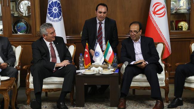 رئیس اتاق ایران در نشست با رئیس اتاق استانبول بر ارتقای جایگاه اتاق‌ها و نقش بخش خصوصی دو کشور در ارتقای روابط سیاسی و اقتصادی ایران و ترکیه، تأکید کرد.