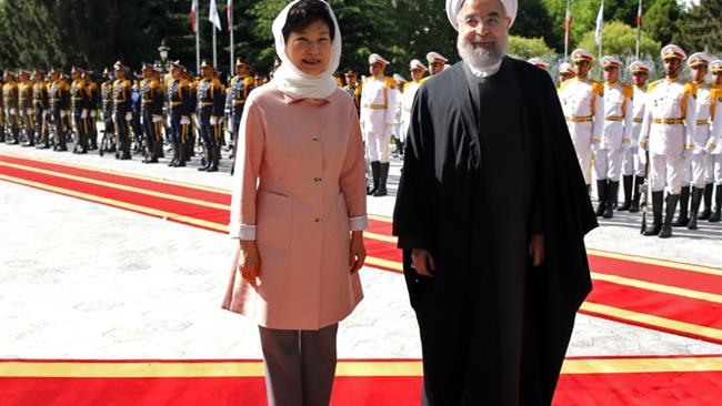 پارک گئون‌هی امروز مورد استقبال رسمی حسن روحانی قرار گرفت و مذاکرات سیاسی-اقتصادی خود را آغاز کرد