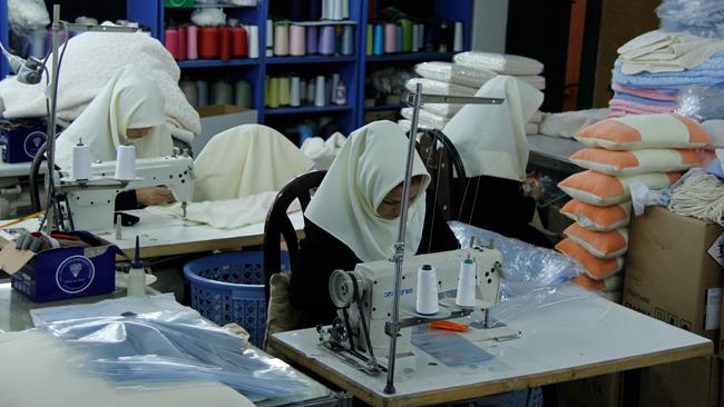 بررسی اشتغال در بخش‌های مختلف اقتصادی نشان می‌دهد که همچنان بخش خدمات بیشترین سهم اشتغال دراقتصاد و به خصوص زنان را به خود اختصاص داده است.