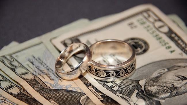 طبق اعلام رئیس کل بانک مرکزی، از اول مردادماه تا آخر مهرماه 330هزار مورد وام ازدواج که رقمی بالای 4هزار میلیارد تومان می‌شود، پرداخت‌شده است.