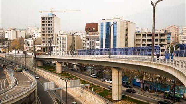 مهدی روانشادنیا، عضو هیأت مدیره سازمان نظام مهندسی ساختمان استان تهران معتقد است با هزینه ساخت پل صدر می توانستیم حداقل دو برابر پل ساخته شده خطوط مترو ایجاد کنیم.